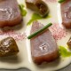 Escapadela romântica num ambiente idílico com um copo de cava e chocolates