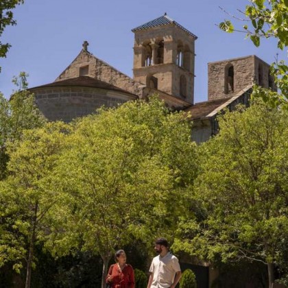 Escapada romántica en entorno idílico con copa de cava y bombones