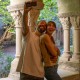 Escapada romántica en entorno idílico con copa de cava y bombones