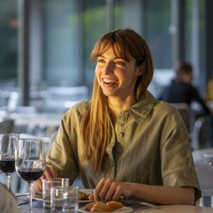 Escapada romántica en entorno idílico con copa de cava y bombones