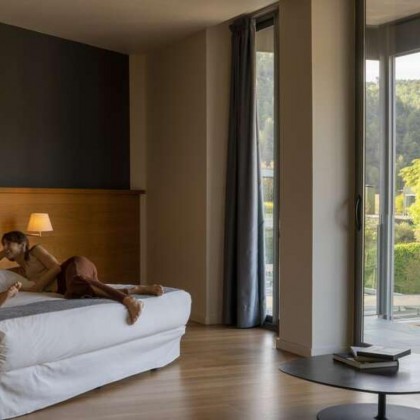 Romantic getaway in idyllic surroundings with glass of cava and chocolates