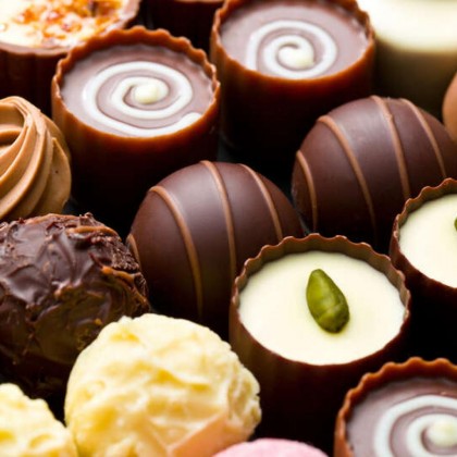 Escapadela romântica num ambiente idílico com um copo de cava e chocolates