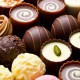Escapadela romântica num ambiente idílico com um copo de cava e chocolates