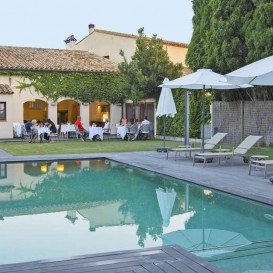 Rest a stone's throw from Empúries: In a 17th century farmhouse, with a bottle of Km 0 wine and a tapa from the chef.