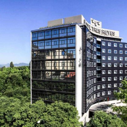Premium getaway: gourmet breakfast and cava in a luxury hotel in the heart of Pamplona