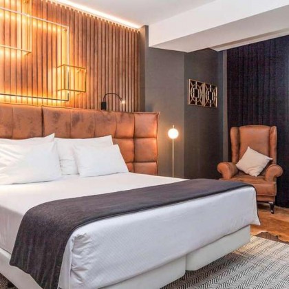 Premium getaway: gourmet breakfast and cava in a luxury hotel in the heart of Pamplona