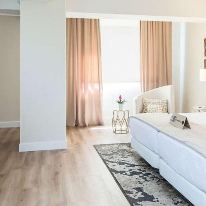 Premium getaway: gourmet breakfast and cava in a luxury hotel in the heart of Pamplona