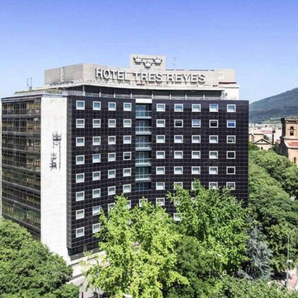 Premium getaway: gourmet breakfast and cava in a luxury hotel in the heart of Pamplona