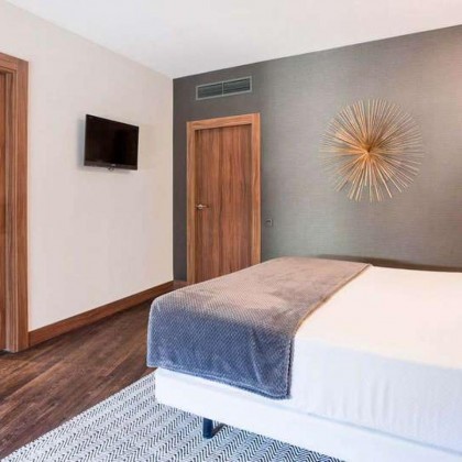 Premium getaway: gourmet breakfast and cava in a luxury hotel in the heart of Pamplona