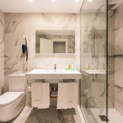 Premium getaway: gourmet breakfast and cava in a luxury hotel in the heart of Pamplona