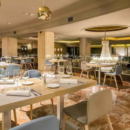 Premium getaway: gourmet breakfast and cava in a luxury hotel in the heart of Pamplona