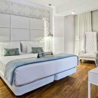 Premium getaway: gourmet breakfast and cava in a luxury hotel in the heart of Pamplona