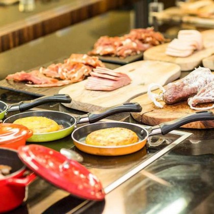 Premium getaway: gourmet breakfast and cava in a luxury hotel in the heart of Pamplona