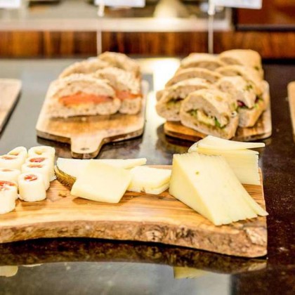 Premium getaway: gourmet breakfast and cava in a luxury hotel in the heart of Pamplona