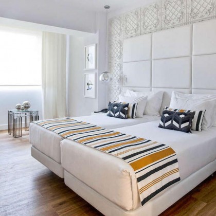 Premium getaway: gourmet breakfast and cava in a luxury hotel in the heart of Pamplona