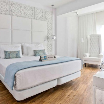 Premium getaway: gourmet breakfast and cava in a luxury hotel in the heart of Pamplona