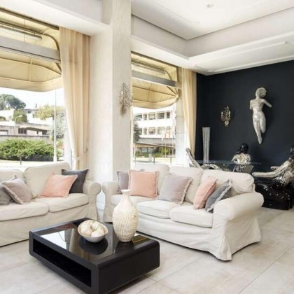 Romanticism and relaxation in private with hydromassage bathtub and bottle of cava in Figueres