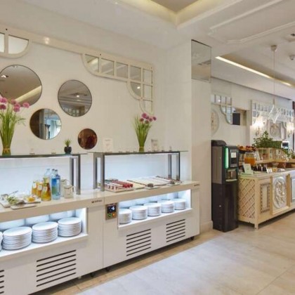 Romanticism and relaxation in private with hydromassage bathtub and bottle of cava in Figueres