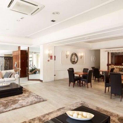 Romanticism and relaxation in private with hydromassage bathtub and bottle of cava in Figueres