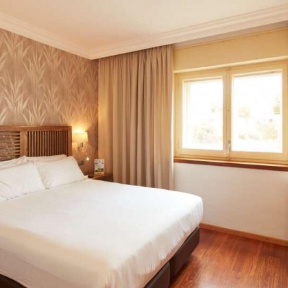 Romanticism and relaxation in private with hydromassage bathtub and bottle of cava in Figueres