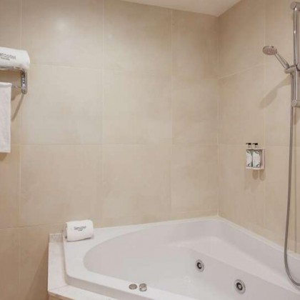 Romanticism and relaxation in private with hydromassage bathtub and bottle of cava in Figueres