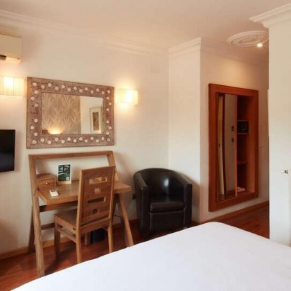 Romanticism and relaxation in private with hydromassage bathtub and bottle of cava in Figueres