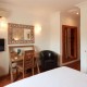 Romanticism and relaxation in private with hydromassage bathtub and bottle of cava in Figueres
