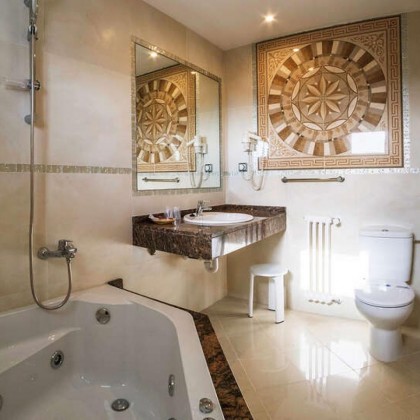 Romanticism and relaxation in private with hydromassage bathtub and bottle of cava in Figueres