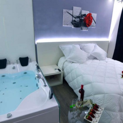 Romanticism in Alcalá del Júcar in a superior room with dinner and a visit to a winery with wine tasting