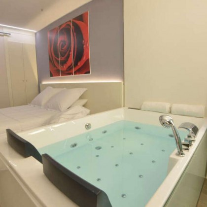 Romanticism in Alcalá del Júcar in a superior room with dinner and a visit to a winery with wine tasting