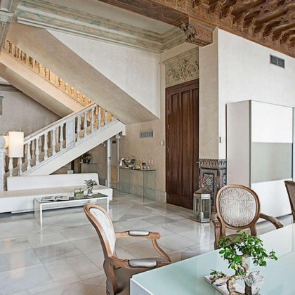 Luxury and relaxation in a deluxe room with access to the Spa in the centre of Granada.