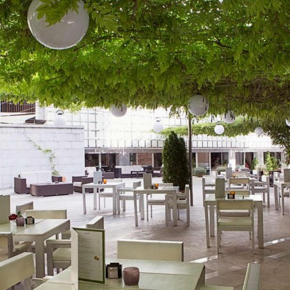 Luxury and relaxation in a deluxe room with access to the Spa in the centre of Granada.