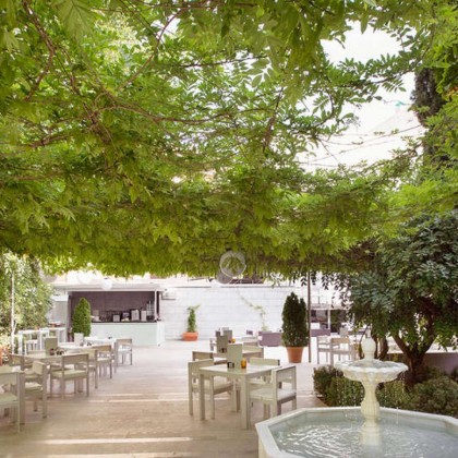 Luxury and relaxation in a deluxe room with access to the Spa in the centre of Granada.
