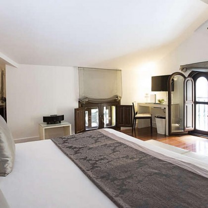 Luxury and relaxation in a deluxe room with access to the Spa in the centre of Granada.