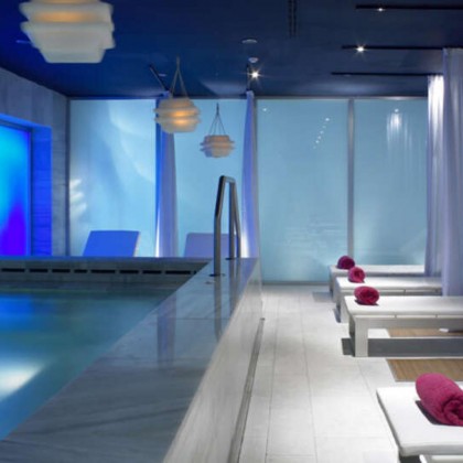 Luxury and relaxation in a deluxe room with access to the Spa in the centre of Granada.