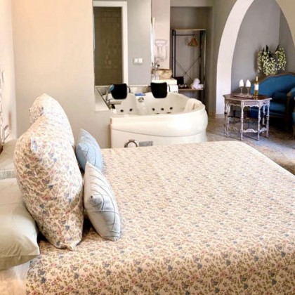 Oferta romántica en Suite con jacuzzi y cava en el centro de Mérida