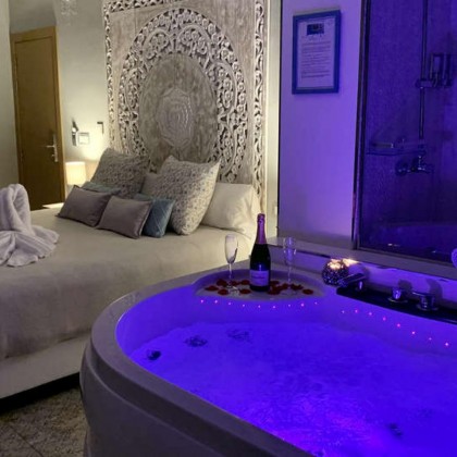 Oferta romántica en Suite con jacuzzi y cava en el centro de Mérida