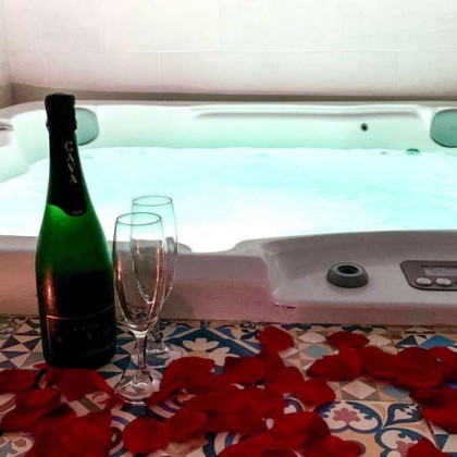 Oferta romántica en Suite con jacuzzi y cava en el centro de Mérida