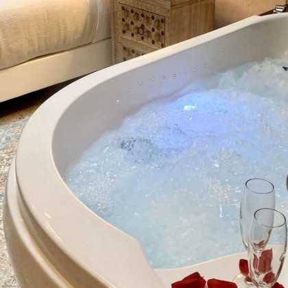 Oferta romántica en Suite con jacuzzi y cava en el centro de Mérida