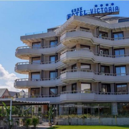 Romantic getaway in a room with terrace in front of the beach and dinner in Santander