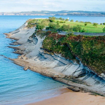 Romantic getaway in a room with terrace in front of the beach and dinner in Santander