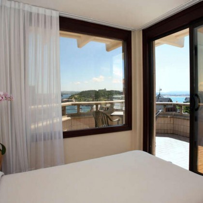 Romantic getaway in a room with terrace in front of the beach and dinner in Santander