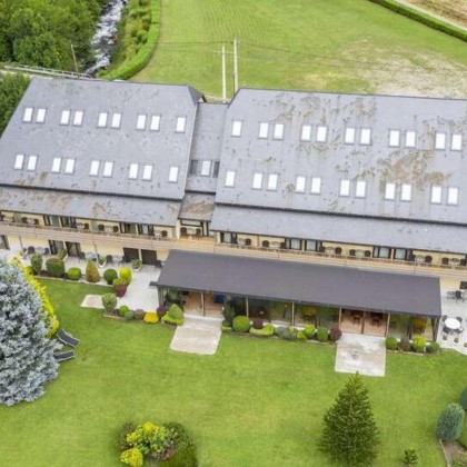 A suite immersed in the nature of the Valley with access to the indoor swimming pool.
