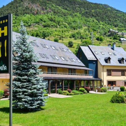 A suite immersed in the nature of the Valley with access to the indoor swimming pool.