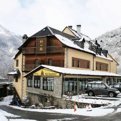 A suite immersed in the nature of the Valley with access to the indoor swimming pool.
