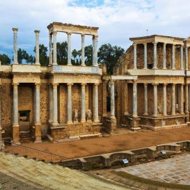 Escapada cerca del Teatro Romano de Mérida con cena y botella de cava
