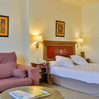 Getaway near the Roman Theatre of Mérida with dinner and bottle of cava