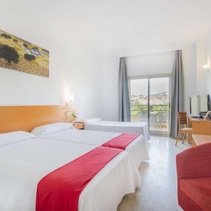 Escapada en la Costa Tropical a pocos metros de la playa con un niño gratuito y desayuno incluido