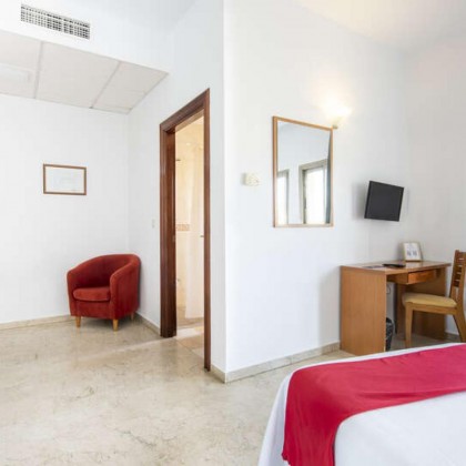 Costa Tropical getaway just a few metres from the beach with a free child and breakfast included