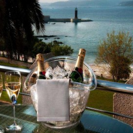 Romantismo 5* premium com garrafa de cava, chocolates e pétalas em Vigo